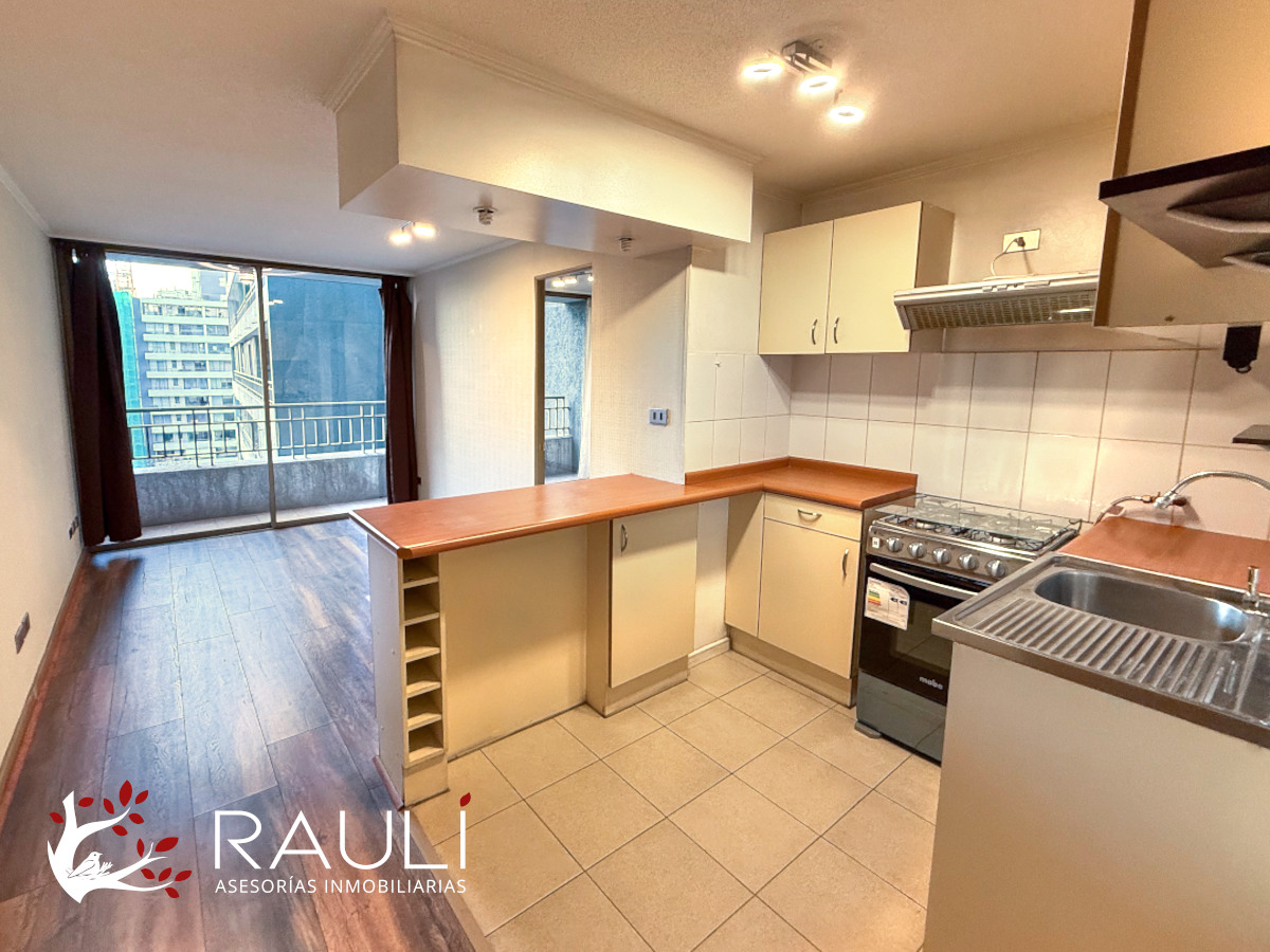 Cocina y estar departamento metro Santa Isabel